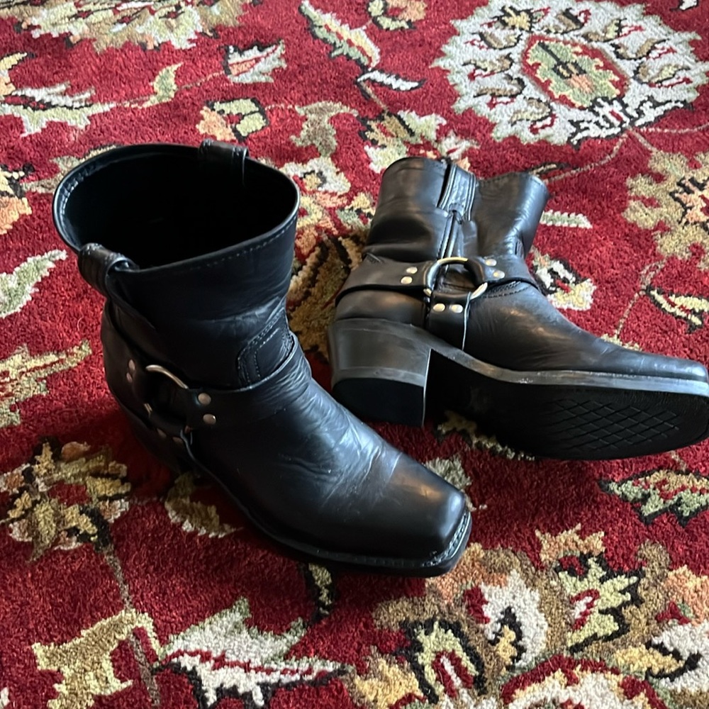 Almost new Frye Black short harness boot